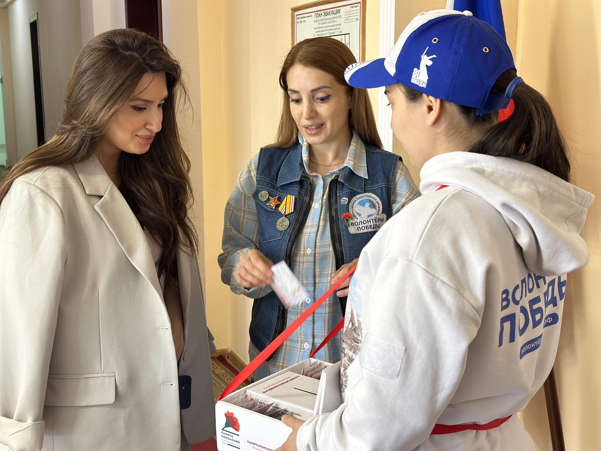 Коллектив Миннаца РД принял участие в благотворительной акции «Красная гвоздика»